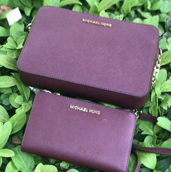 Michael Kors Handbags - Michael Kors Jet Set EW LG leather Bag Wallet set